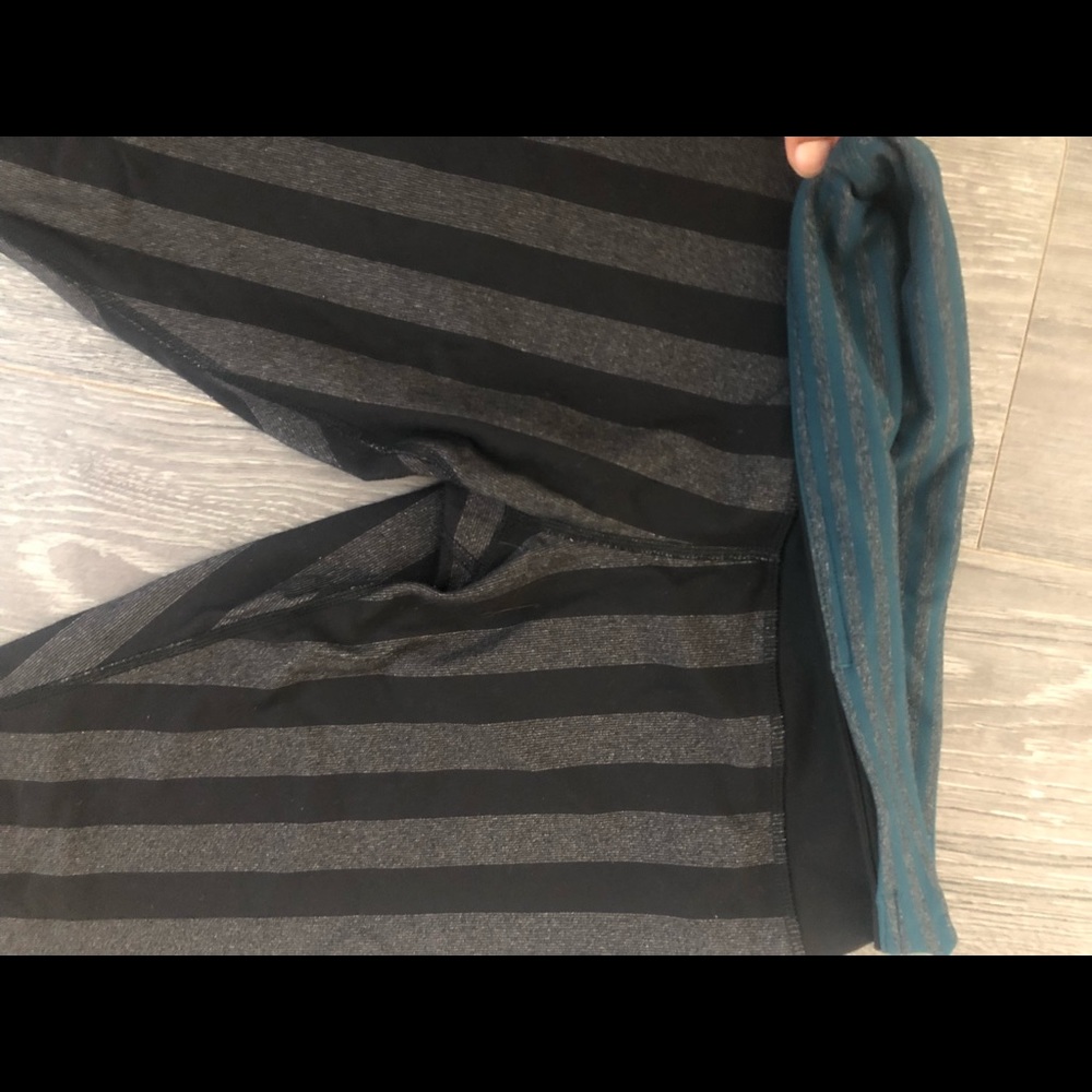 LULULEMON ATHLETICA: Wunder Under Crop || sz 6 - Picture 3 of 3